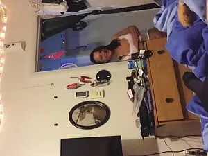 Hottie se rafraîchit ...